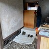 現場に着くと、スタッフが大きな家具を