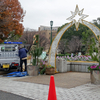 鶴舞公園 正面入り口はちょうど新年を迎える作業中でした！イヤでも年の瀬を感じますネ ♪。