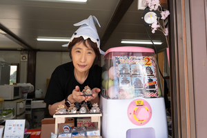 サメと三重櫓の木製スタンド　観桜会会場で高田城の別名にちなんだカプセルトイ