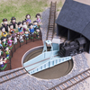 鉄道ファンらが見守るなか、車庫から出て来るSLばんえつ物語号