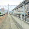 JR四国8600系第2次車と「秘境トロッコ」が高松駅近くで