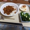 7/18　💩の話からです。今朝は硬い💩が出た。細くて、柔らかいのしか、お目にかかってなかったので、ひさしぶりに、固くて太くてしっかりしたのが、出た！腹筋が力をつけてきたのだろう。これまでは、お腹に力が入らなかったので、踏ん張ることが出来なかった！薬で柔らかくして、出していた！それがここ2週間程は、いくらか気張って💩が出せていた。まだしっかり言葉にはできないが、変化の兆しだろう！脳梗塞には、便秘がつきもので、みんな苦労をしているようだ！