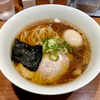 【今週のラーメン４６４８】 支那そばや 東京ラーメンストリート店 （東京・東京駅） 名古屋コーチン玉子入り醤油らぁ麺　〜実にティピカル！鬼の王道支那そば！旅の合間にさらりと食える本格派！