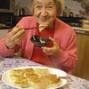 餃子を食べるおばあちゃん