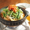 野菜もたんぱく質も効率よく摂る熱々激ウマ1人メシ「しっとり鶏むね肉のニラキムチ鍋焼きうどん」【筋肉料理人】