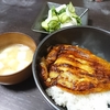 なすの蒲焼き丼、酢の物、味噌汁