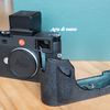 Arte di mano / Leica M11 half case with Advanced Battery door