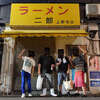ラーメン二郎 上野毛店 - 現製麺助手さんラストデイ。この店の有識者達一同がラストロットに集結。キャベツ多めで標高高めのマウンテン盛り。側面こんがりゴロゴロ豚。スープはサラッとしつつも深い旨みがとにかく沁みる。麺はちょい太めで縮れ系で硬め寄りの骨太仕上がり。実は旧製麺助手さん製麺。ワンタン小皿の葱生姜茗荷添えは、新旧コラボのラストアイテム。かけがえの無い夜に参加できて良かった。