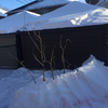 裏庭で雪の要塞を作りました。