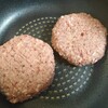 ハンバーグを焼く時にフライパンに水を入れるとふっくらと焼けることを最近知った