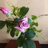 今日の玄関の花は・・バラと姫リョウブ