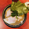 家系ラーメン大輝家 日吉店 - 「柔らかめ」初食。提供時間は硬めと同じ。スープとの馴染み方も良好で、ラーメンとしての一体感が上がる。味かなり薄め油抜きスープは飲みやすくはあるが、インパクトは薄め。友人のデフォルトスープは一杯丸々食べるにはやっぱり重くなりそう。スープと麺の濃さや硬さの相性考察。やはり家系よりも二郎の方が後味あっさり。