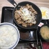 右も左も