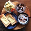 今日の朝食ワンプレート、チーズトースト、アイスコーヒー、玉子キャベツサラダ、フルーツヨーグルト