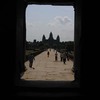 アンコール・ワット（Angkor Wat）の参道にて。