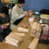 みみずく木工班は杉板のバリ取り作業　　AMAのミモザ　青葉で元気