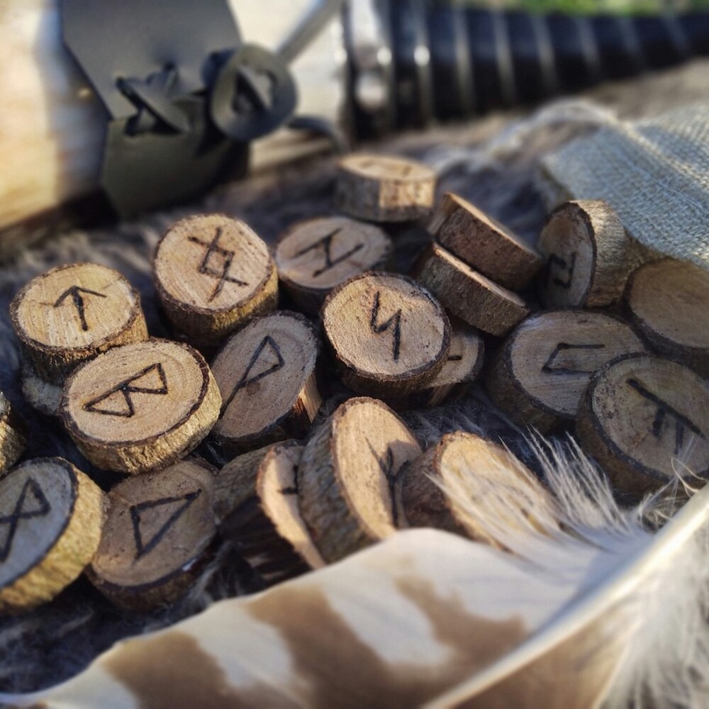 ルーン占いで読み解く2026年の社会運勢や仕事。情熱が時代を動かす