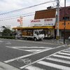 新たに自転車槍玉条例をぶち上げた摂津市では車の歩道上駐車が横行