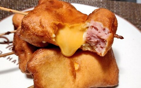 【レシピあり】チーズとブロックハムで作る「飲めるアメリカンドッグ」があまりのとろジュワでやみつき！！【ホットケーキミックス】