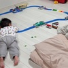 寝そべってプラレールを眺めるのが好きな子どもたち