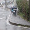 登校の風景　強い雨の中の登校