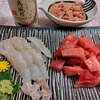 今宵の肴は「魚よし」の刺身と「もつ煮本舗 まるぶん」のもつ煮