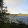 久々にみた虹が湖に…