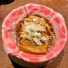 大阪の超人気ラーメン店へ。関西だしの効いた優しい醤油ラーメンに、激うまでインパクト大のチャーシューが圧巻！【ラーメン大戦争（大阪・梅田）】