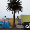 サンディエゴで、ホームレスの人をテントごと、ごみ収集車に取り込む事故