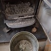 灰の掃除　寒い冬でも　Cleaning the ash