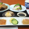 ボリュームある和食定食が楽しめる　大衆割烹 おかもとのあらだき定食（１５００円）と特上海鮮丼（１８００円）