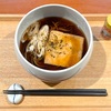 お揚げを煮て、シンプルなきつね蕎麦のランチ。おやつのシュークリーム。