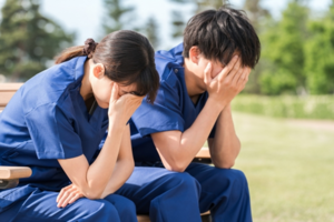 介護職を辞めたいと感じたら？理由・対処法・後悔しない判断ポイントと転職の考え方