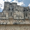 メキシコ カバー遺跡 「コズ・ポープ」（仮面の神殿）壁全面に雨の神 チャック像、裏側には支配者？ 宇宙飛行士像？