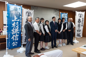 上杉謙信生誕500年に向け市民団体が「のぼり旗」制作　上越高校書道部が筆を執る