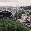 空き地からのある足立山の麓から、小倉駅方面の夕空を