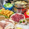 ボーニューダム Bò nhúng dấm  　ベトナム肉料理１　　英語でBeef in Vinegar Hot Pot（牛肉のヴィネガー鍋）と訳されています．　ベトナムの伝統的な鍋料理で，通常はみんなでシェアして食べます．基本的な形では，酢風味のスープにココナッツミルクやココナッツウォーター，レモングラス，玉ねぎ，その他の具材が加えられ，薄切りの生牛肉と，もやし，大根，レタス，キュウリ，ミント，バジル，シソの葉などの新鮮な野菜やハーブが添えられます．