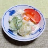 我が家の食卓ものがたり　手作りのポテトサラダ　トマト添え　より。 