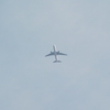低空飛行で通過するJALの旅客機