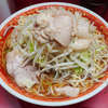 ラーメン二郎 上野毛店 - 少し薄味油抜きスープは迷いなく良好。麺はいつになく細く気持ちワシッと反発力あり、最早カタカタ。豚は油抜きスープの方が美味しく育つ説。粉チーズも少し拝借。重鎮常連さん連席で癒しのラストロット。