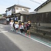 登校の風景：上着が目立つ朝