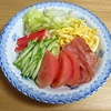 我が家の食卓ものがたり　具沢山の冷やし中華　より。    