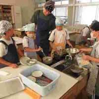 ゆでておいしく！5年生が「温野菜サラダ」づくりに挑戦！