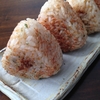 あえてミニサイズ。炊き込み醤油ご飯で「青のりチーズおかか焼きおにぎり」🍙