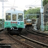 高松築港駅で琴平線と長尾線車両　瓦町FLAG号の交換