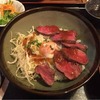 居酒屋 あじと 高輪泉岳寺｜ランチに厚切りローストビーフ丼と豪快唐揚げが楽しめる