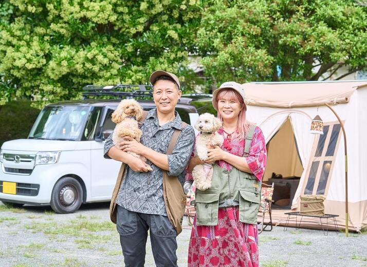 N-BOXで車中泊キャンプを楽しむ「脱サラ さいとう夫婦」。保護犬たちとのスローライフをYouTubeで発信中！