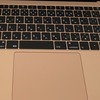 新しいMacBookAir、ゴールドの色が美しすぎる！キーの感触もすごくいい！