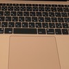 新しいMacBookAir、ゴールドの色が美しすぎる！キーの感触もすごくいい！