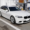 真っ白なツーリングワゴン（BMW523d）